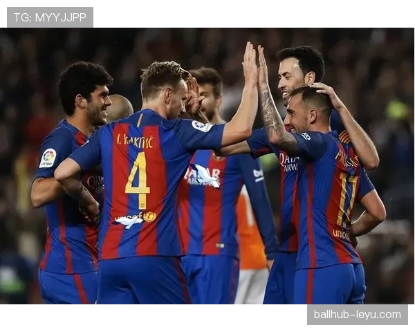 捷克国家队新红蓝白战袍亮相，设计与配色引发球迷热议