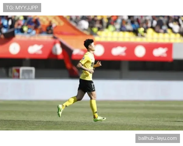 帕雷德斯在防守中展现拼搏精神，成为球队的重要支柱，状态持续提升