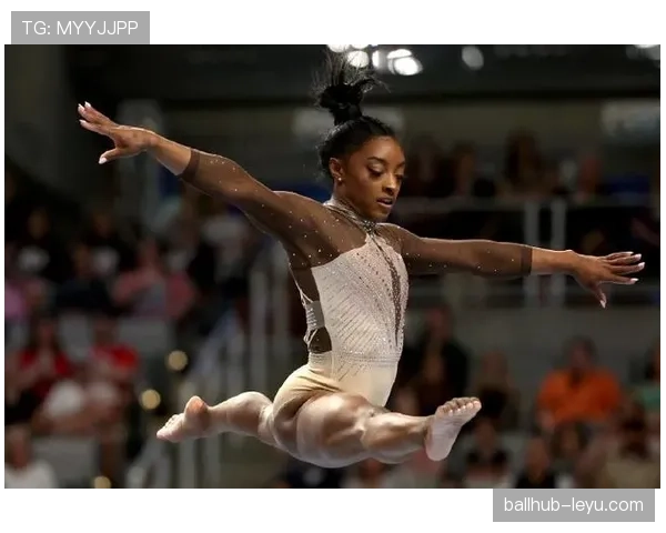 西蒙·拜尔斯训练一天吃五顿，教练说她零食柜比超市还满