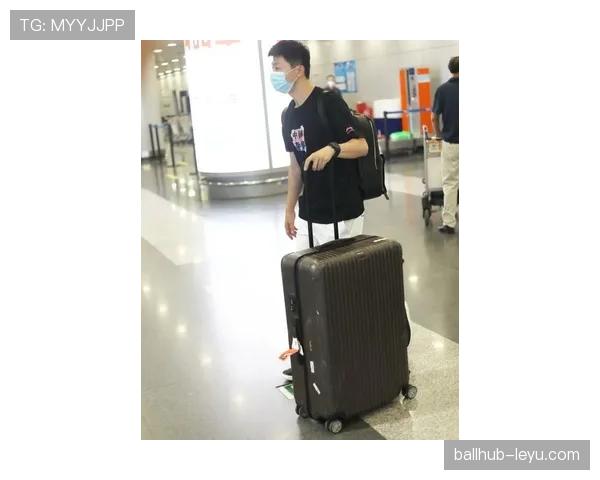 高磊随手晒机场照那行李箱，东西比我半年工资还奢侈，我先去省吃俭用了